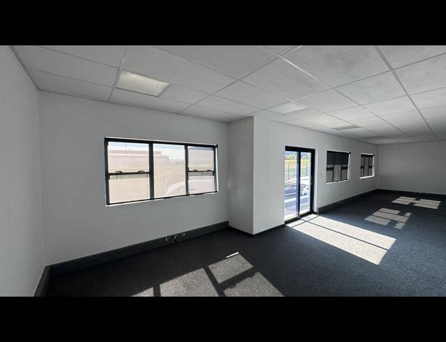 501M² WAREHOUSE TO LET IN LONGLAKE